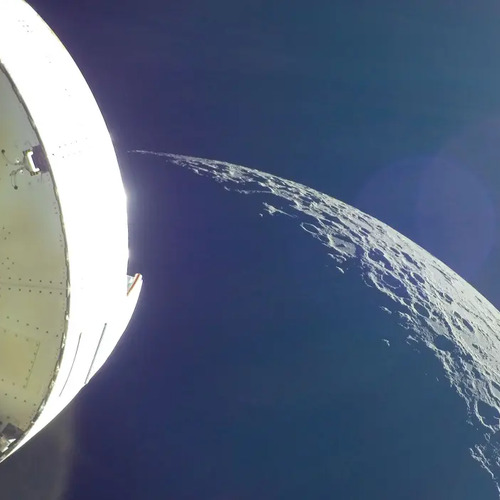 Astronauts test SpaceX's crucial moon elevator