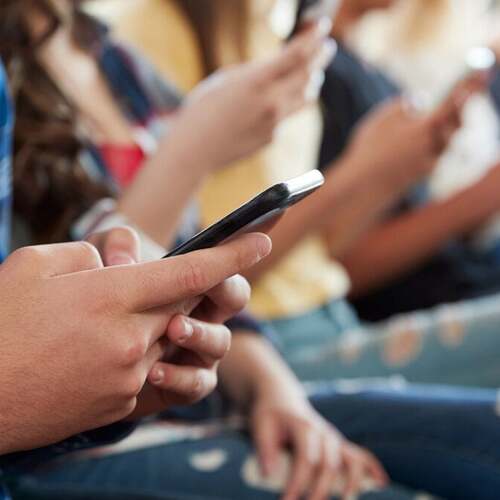 Major report declines to recommend banning social media for youth