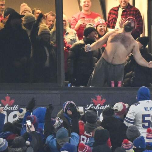 Taylor Swift and shirtless Jason Kelce put on a show at the Chiefs, Bills game