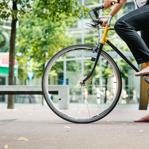 This bicycle light uses AI to keep you safe from bad drivers