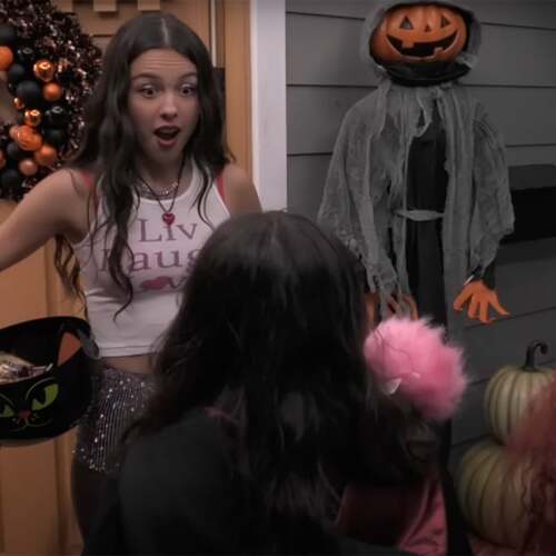 Olivia Rodrigo surprising Halloween trick-or-treaters is a fun time