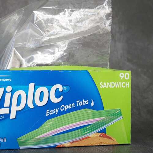 Use a Ziploc Bag to Separate the Fat From Your Turkey Drippings