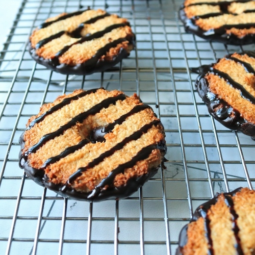 How to Make Your Own Girl Scout Cookie-Style Caramel deLites