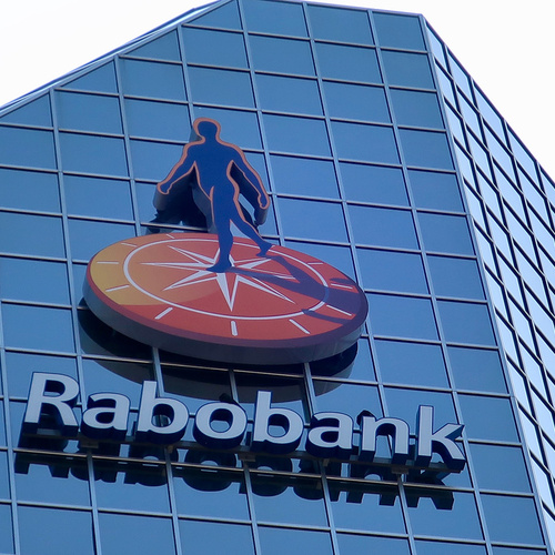 Bankmedewerkers proberen twee keer af te trekken