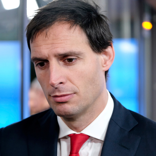 Renteverlaging kleine lening verlengd door Hoekstra tegen adviezen in